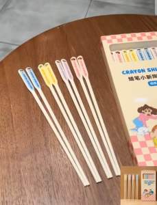 Đũa Sứ Cao Cấp Set 4Đôi in Hình Gia Đình Cậu Bé Shin - Set Bộ Đũa Sứ Cao Cấp Gia Đình Shin nhiều màu [Chính Hãng Disney]