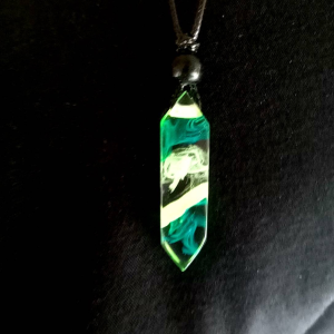 GLOW IN THE DARK / Nyala dalam gelap/ kalung hijau keren viral / kalung pria dan wanita QK RESIN