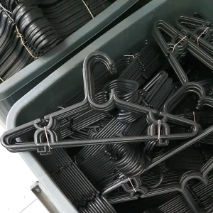 ไม้แขวนเสื้อพลาสติก ไม้แขวนเสื้อรุ่นNO.37สีดํา