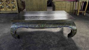 โต๊ะกลาง โต๊ะรับแขก สีดำทอง ตั่งขาคู้ (มี 3 ขนาด) กว้าง 120 x ลึก 60-80 x สูง 40 cm. โต๊ะไม้สไตล์ล้านนา ทำจากไม้จามจุรี เดินเส้นลวดลาย แต่งกระจกสี