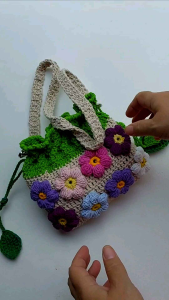 กระเป๋าถัก by DaCraftHouse กระเป๋าแบบสะพาย ตกแต่งด้วยดอกไม้หลากสี ถักด้วยเชือกฟอก ฝ้าย 100% ขนาด 18×20cm.