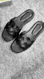 Sandal Flat Anyam Wanita Terbaru Keinian Sendal Teplek\\n\\n Apa itu Sandal Flat Anyam Wanita?\\n\\nSandal Flat Anyam Wanita adalah sejenis sandal yang terbuat dari anyaman serat alami atau sintetis, biasanya digunakan sebagai alas kaki yang nyaman dan praktis. Sandal ini cocok digunakan untuk berbagai acara, mulai dari santai hingga formal.\\n\\n Perbedaan antara Sandal Flat Anyam dan Sandal Wanita Nyaman\\n\\nMeskipun keduanya memiliki fungsi yang sama, yaitu memberikan kenyamanan saat berjalan, ada beberapa perbedaan antara Sandal Flat Anyam dan Sandal Wanita Nyaman. Sandal Flat Anyam biasanya terbuat dari anyaman serat alami atau sintetis, sedangkan Sandal Wanita Nyaman dapat terbuat dari berbagai bahan lainnya, seperti kulit atau suede. Selain itu, Sandal Flat Anyam juga memiliki desain yang lebih sederhana dan minimalis dibandingkan dengan Sandal Wanita Nyaman.\\n\\n Manfaat Sandal Flat Anyam Wanita\\n\\nAda beberapa manfaat menggunakan Sandal Flat Anyam Wanita, di antaranya:\\n\\n*   Kekuatan: Sandal ini biasanya terbuat dari anyaman serat alami atau sintetis yang kuat dan tahan lama.\\n*   Kenyamanan: Sandal ini dirancang untuk memberikan kenyamanan maksimal saat berjalan.\\n*   Stylish: Sandal ini memiliki desain yang menarik dan stylish, sehingga cocok digunakan untuk berbagai acara.\\n*   Ramah lingkungan: Sandal ini terbuat dari bahan alami atau sintetis yang ramah lingkungan.\\n\\n Pilihan Terbaik untuk Acara\\n\\nSandal Flat Anyam Wanita adalah pilihan terbaik untuk berbagai acara, mulai dari santai hingga formal. Berikut beberapa tips memilih Sandal Flat untuk Acara:\\n\\n*   Sesuaikan dengan acara: Pilih Sandal Flat Anyam Wanita yang sesuai dengan acara yang akan dihadiri.\\n*   Pilih warna yang tepat: Pilih warna Sandal Flat Anyam Wanita yang sesuai dengan warna pakaian yang akan dipakai.\\n*   Perhatikan ukuran: Pastikan Sandal Flat Anyam Wanita yang dipilih memiliki ukuran yang pas dan nyaman dipakai.\\n\\n Sendal Teplek Terbaru\\n\\nSendal Teplek Terbaru adalah jenis Sandal Flat Anyam Wanita yang memiliki desain modern dan menarik. Sandal ini biasanya terbuat dari anyaman serat alami atau sintetis, dan memiliki warna-warna yang cerah dan menarik.\\n\\n Tips Memilih Sandal Flat untuk Acara\\n\\nBerikut beberapa tips memilih Sandal Flat untuk Acara:\\n\\n*   Sesuaikan dengan acara: Pilih Sandal Flat Anyam Wanita yang sesuai dengan acara yang akan dihadiri.\\n*   Pilih warna yang tepat: Pilih warna Sandal Flat Anyam Wanita yang sesuai dengan warna pakaian yang akan dipakai.\\n*   Perhatikan ukuran: Pastikan Sandal Flat Anyam Wanita yang dipilih memiliki ukuran yang pas dan nyaman dipakai.\\n\\n Sandal Wanita Keinian\\n\\nSandal Wanita Keinian adalah jenis sandal yang memiliki desain modern dan menarik. Sandal ini cocok digunakan untuk berbagai acara, mulai dari santai hingga formal.\\n\\n Desain Terbaru dari Sandal Wanita Keinian\\n\\nDesain terbaru dari Sandal Wanita Keinian biasanya memiliki unsur-unsur berikut:\\n\\n*   Warna-warna yang cerah dan menarik\\n*   Motif-motif yang unik dan menarik\\n*   Bahan-bahan yang berkualitas tinggi\\n\\n Cara Memadukan Sandal Wanita Keinian dengan Pakaian\\n\\nBerikut beberapa cara memadukan Sandal Wanita Keinian dengan pakaian:\\n\\n*   Padukan dengan rok atau celana pendek untuk tampilan yang santai dan kasual.\\n*   Padukan dengan gaun atau dress untuk tampilan yang elegan dan formal.\\n*   Padukan dengan atasan yang sesuai dengan warna dan motif Sandal Wanita Keinian.\\n\\nDengan memperhatikan tips-tips di atas, Anda dapat memilih dan memadukan Sandal Flat Anyam Wanita dengan pakaian yang tepat untuk acara yang akan dihadiri. Selamat mencoba!\"