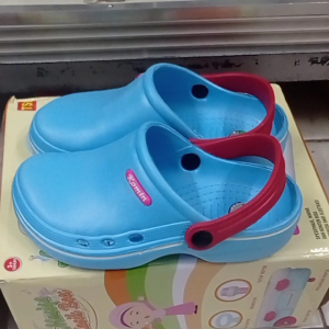 Sandal Tahan Air: Desain Unik untuk Pria & Wanita