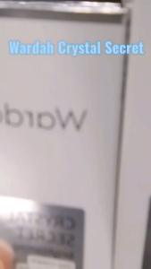 Paket Glowing Wardah CRYSTAL SECRET LENGKAP Secret /Wardah Crystal Secret Komplit/ Wardah Original untuk Kulit Flek Hitam\\n\\n Apa Itu Paket Wardah Crystal Secret?\\n\\nPaket Wardah Crystal Secret adalah produk perawatan kulit yang dirancang khusus untuk mengatasi masalah kulit kusam dan flek hitam. Produk ini merupakan bagian dari rangkaian Wardah Skincare, yang terkenal dengan kualitas dan keamanannya. Paket ini mencakup berbagai produk yang dirancang untuk memberikan hasil glowing dan meratakan warna kulit.\\n\\n Manfaat Paket Wardah Crystal Secret\\n\\nPaket Wardah Crystal Secret menawarkan sejumlah manfaat bagi kulit Anda:\\n\\n- Mengurangi penampilan flek hitam dan noda hitam pada kulit\\n- Membantu mencerahkan dan meratakan warna kulit\\n- Melindungi kulit dari kerusakan akibat sinar UV\\n- Membantu menghidrasi dan melembabkan kulit\\n\\n Komposisi Paket Wardah Crystal Secret\\n\\nPaket Wardah Crystal Secret terdiri dari beberapa produk yang dirancang untuk memberikan hasil maksimal:\\n\\n- Sabun Pembersih Wajah: Membersihkan kulit secara efektif tanpa membuatnya kering\\n- Toner: Menyegarkan dan menenangkan kulit setelah membersihkan\\n- Serum: Mencerahkan dan meratakan warna kulit\\n- Krim Malam: Membantu regenerasi sel kulit saat tidur\\n- Sunscreen: Melindungi kulit dari kerusakan akibat sinar UV\\n\\n Cara Menggunakan Paket Wardah Crystal Secret\\n\\nBerikut adalah langkah-langkah penggunaan paket Wardah Crystal Secret:\\n\\n1. Bersihkan wajah dengan sabun pembersih wajah\\n2. Gunakan toner untuk menyegarkan dan menenangkan kulit\\n3. Oleskan serum pada wajah secara merata\\n4. Pada malam hari, gunakan krim malam sebelum tidur\\n5. Gunakan sunscreen saat beraktivitas di luar ruangan\\n\\n Tips Penggunaan Paket Wardah Crystal Secret\\n\\nBerikut adalah beberapa tips untuk mendapatkan hasil maksimal dari paket Wardah Crystal Secret:\\n\\n- Gunakan produk sesuai instruksi dan rutinitas perawatan kulit Anda\\n- Hindari paparan sinar matahari langsung selama menggunakan produk ini\\n- Gunakan sunscreen setiap hari untuk melindungi kulit dari kerusakan akibat sinar UV\\n\\n Keunggulan Paket Wardah Crystal Secret\\n\\nPaket Wardah Crystal Secret memiliki beberapa keunggulan yang menjadikannya pilihan yang baik untuk perawatan kulit:\\n\\n- Aman dan nyaman digunakan oleh hampir semua jenis kulit\\n- Hasil yang diharapkan adalah kulit yang lebih cerah dan merata warnanya\\n- Produk-produk dalam paket ini telah teruji dan aman untuk dipakai\\n\\n Kesimpulan\\n\\nPaket Wardah Crystal Secret adalah solusi yang efektif untuk masalah kulit kusam dan flek hitam. Dengan komposisi yang tepat dan penggunaan yang benar, Anda dapat mencapai hasil glowing dan meratakan warna kulit. Pastikan untuk menggunakan produk sesuai instruksi dan rutinitas perawatan kulit Anda untuk mendapatkan hasil maksimal dari paket ini.\\n\\n Rekomendasi Penggunaan Paket Wardah Crystal Secret\\n\\nJika Anda memiliki masalah kulit kusam dan flek hitam, kami sangat menyarankan Anda untuk mencoba paket Wardah Crystal Secret. Produk-produk dalam paket ini dirancang untuk memberikan hasil maksimal dan aman untuk hampir semua jenis kulit. Jangan ragu untuk mencoba dan lihat perubahan pada kulit Anda!\n}