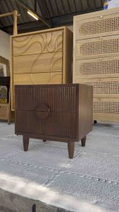 ตู้หัวเตียง ตู้ไม้สัก 2 ลิ้นชัก สูง(H)50 x กว้าง(W)50 x ลึก(D)40 cm โต๊ะข้างเตียง ทำลายริ้วลอน สวยงาม Teak Wooden Cabinet Bedside Cabinet Nightstand