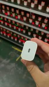 "Củ sạc nhanh PD 20W chuẩn sạc nhanh cho iPhone/Android - Thiết kế nhỏ gọn an toàn.