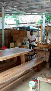 Meja Besar Dengan 2 Bangku Trembesi