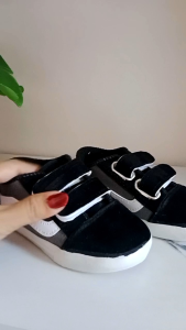 Sepatu Anak Laki-Laki Sneaker Model Perekat 1-6 Tahun Motif Abu Hitam Garis Putih