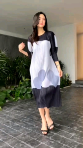 เดรสตัวยาว แพทเทิร์นอัดพลีท คอปาด แขนพอง ตัดเฉลียง เคิร์ฟยกลอน ทรงสวย Premium 👍🏻 ดีไซด์ เรียบ แต่หรูหรา ทุกมิติ เนื้อผ้าพลีทลายกราฟฟิค นิ่ม นุ่ม ใส่สบาย งานสวยมว้ากกกกก