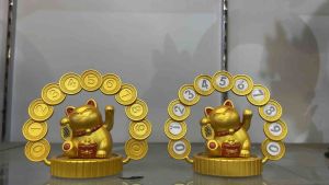 แมวกวักพลังงานแสงอาทิตย์ เหรียญวงกลม Maneki Neko มือกวักได้ สูง 4 นิ้ว รูปแบบพลาสติก