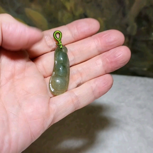 Type A Jadeite light green Pea Fu Lu Shao Jade pendant (with certificate) [Natural Crystal] 翡翠浅绿四季豆福禄寿吊坠(带证书)