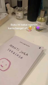 Buku Nanti Juga Terbiasa edisi TTD Penulis - Helobagas
