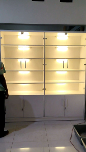 lemari pajangan kaca / lemari penyimpanan tas dan dokumen / lemari keca murah