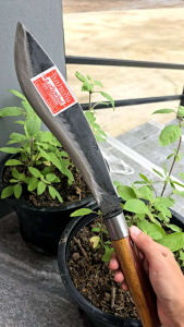 " มีดทำครัว ปลายแหลม " ตรา ส. เสริมทรัพย์ ด้ามเหล็ก และด้ามไม้ ทำจากเหล็กแหนบแท้ มีความคม