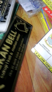 AKRILIK TEKAN BELL HARAP MENUNGGU BAHAN STIKER DAN ACRYLIC