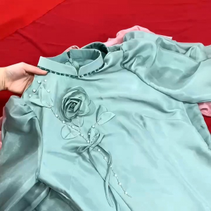 Áo dài tơ óng 4 tà lót lụatay bồngkết hạt