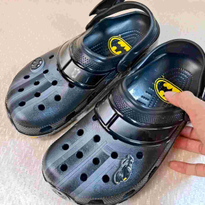 Comfortable Crocs untuk Semua Usia: Crocs Batman Batmobile Classic Clog Dewasa & Kids