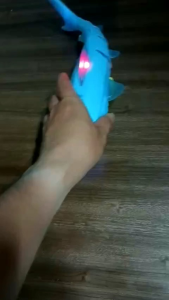 Đồ chơi con cá mập bò hát nhạc baby shark vui nhộn cho bé (tặng kèm pin)