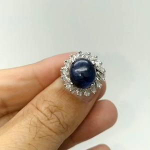 - แหวน เงินแท้ 92.5% งานส่งออก ฝังพลอยไพลินแท้ เจียหลังเบี้ยเม็ดใหญ่ หนัก 10 กะรัต เนื้อแก้ว มีเหลือบสตาร์ ขนาด 9.5×11.5 มิล 1 เม็ด และฝังล้อมด้วย เพชรสวิส cz ทรงคางหมู เกรด 5A จำนวน 16 เม็ด หน้าแหวนกว้าง 1.75 ซม. หนัก 8.2 กรัม ดีไซน์สวย แข็งแรง เคลือบทอ