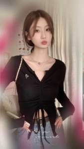 Kimi 👣🐼พร้อมส่ง🐼👣เสื้อครอปแขนยาว ผ้าไหมพรม คอวี เข้ารูป ผ้านุ่มสวย เอวลอย เซ็กซี่เบาๆ สำหรับผู้หญิง