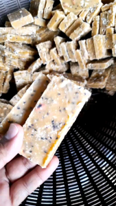 น้ำตาลกะทิใส่ถั่วโรยงา น้ำตาลอ้อยโบราณ 500 กรัม