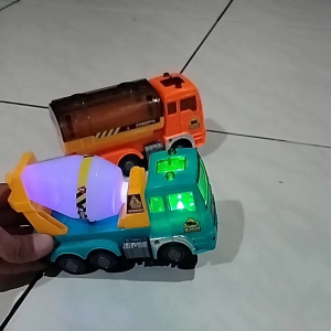 Mainan Truck Baterai Bump & Go Dengan Musik & Lampu