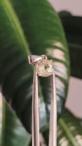 จี้พลอยเลม่อนควอทซ์ ( Lemon Quartz Pendant ) 🍋 fancy cut ตัวเรือนเงิน 925 ชุบ white gold เนื้อสีเหลืองสดใส juicy ใส่แล้ว happy สุดๆ มีชิ้นเดียวเลยจ้า 🥰🍸