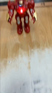 robot iron man bisa jalan ada musik ada lampu dimata dan didadanya. tangam bisa diputar atau ada artilulasinya. baham abs luat pemakaian tenaga batreAA sebanyak 3 pvs