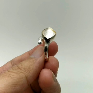 แหวน เงินแท้ 92.5% งานแฮนด์เมด ขึ้นมือ รูปใบไม้ ทำยิงทรายด้านเงา ขอบใบทำสีทองรอบใบ หน้าแหวนกว้าง 11.5 มิล หนัก 4.4 กรัม มากสำหรับการผ่อนหน้า