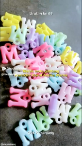 Manik Mote Huruf Gantung: Aksesoris Desain Interior