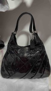 Preloved authentic madison maggie crinkle in black patent leather hobo shoulder bag
