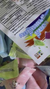 เยลลี่สามเหลี่ยมรสผลไม้ หอมอร่อย หนึ่งแพคบรรจุ 50ชิ้น ราคา 65บาท