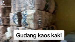 KAUS KAKI JEMPOL CREAM POLYESTER TLAPAK HITAM UKURAN L TANPA KEMAS