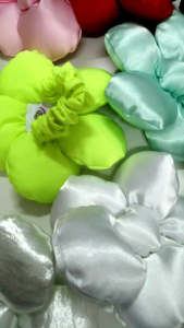 ที่มัดผมดอกไม้พองสีล้วน ยางรัดผมดอกไม้ มัดผมแฮนด์เมด เครื่องประดับผม พร้อมส่งจากไทยhipaholic