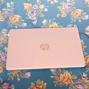 LAPTOP HEWLETT PACKARD i7 Intel iris graphics