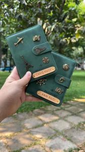 Cover passport xanh lá số 24 có quai gài gắn tên cá nhân hoá tự do sáng tạo charm độc đáo chất da đẹp và đa năng