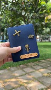 Bọc hộ chiếu màu Xanh dương đậm khắc tên theo yêu cầu decor charm trước khi dán khách nhớ để lại Số điện thoại ạ