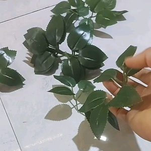 100g  LÁ HOA HỒNG. DÙNG TRANG TRÍ CHO HOA GIẤY .HOA VẢI .HOA SÁP TIỆN DỤNG