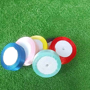 1 CUỘN RUY BĂNG LỤA  BẢN 2 PHÂN .DÙNG LÀM NƠ BÓ HOA LÀM NƠ HỘP QUÀ