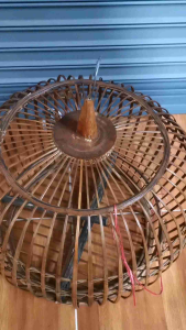 กรงไม้สาน ประตูปิดเปิดแน่นหนา มีต้นไม้ให้นกเกาะเล่นข้างในกรง รูปทรงสวยงามไซส์มาตรฐาน กรงเลี้ยงนก