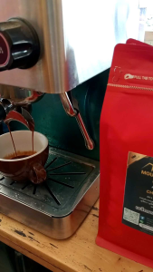 เมล็ดกาแฟคั่วเข้ม 500กรัม กาแฟ ภูเขาทอง กาแฟจากอำเภอเวียงแก่น จังหวัดเชียงราย หอม เข้ม สู้นม ชงได้ทุกเมนู