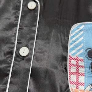 ชุดนอนผู้หญิงผ้าซาติน พร้อมส่งชุดนอนผู้หญิงลายการ์ตูน ชุดนอนผ้าดีXXL ชุดนอนการ์ตูน ชุดนอนกางเกงขาสั้น ชุดนอนหน้าร้อน ชุดนอนเซทเกาหลี ชุดนอนสบายช ขุดนอนเหมือนแบบเลยนะคะ ไซด์ใหญ่ขนาดใส่สบาย น่ารักมากๆ เลยค่ะได้ไปไม่ผิดหวัง   ขนาด รอบอก 50 นิ้ว   เอว 38-40 น