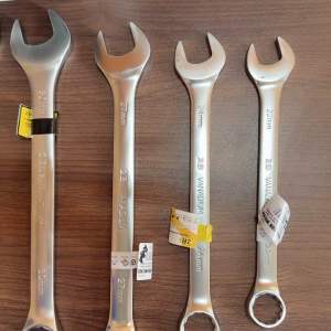 Precision Tool for Mechanics: The 2B Combination Wrench 2224273032mm