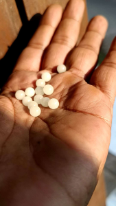 batu akik mini bulet mustiko lipan 6 mm posfor menyala biru dlm gelap