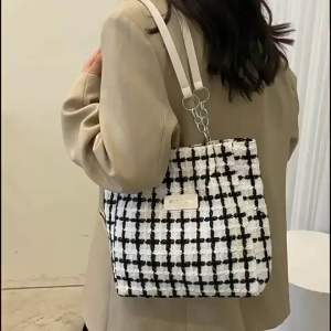 MARIONE - AZALEA Tas Selempang Wanita ( 100% IMPORT ) Bahan Kanvas Free Gantungan Mutiara