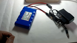 PAKET Baterai cas speaker bluetooth + charger BLUE type 6X 18650 11.1Volt ~ 12 Volt 10000mAh soket 5.5mm