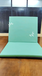 ที่นอนเด็กกันน้ำผ้าหนัง pvcเป็นประโยชน์มากสำหรับที่นอนเด็ก เพราะเด็กอาจ “แฉะ” จาก(ปัสสาวะ / อาเจียน / น้ำลาย) ทำให้ที่นอนซึมได้และเกิดเชื้อราได้ง่ายเป็นที่นอนผ้าหนัง pvc แบบ 2 พับมีสายรัดหูหิ้วในตัวพกพาง่ายสะดวกแก่การเคลื่อนย้ายที่นอนมีน้ำหนักเบา