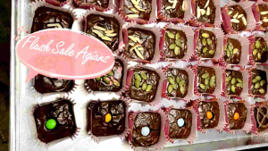 บราวนี่ช็อคชิ้นใหญ่ 10 ชิ้น 50 บาท คละหน้าให้นะคะ