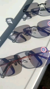 ไม่ปลอดภัยแว่นไร้ขอบสายตาสั้น/ยาว เลนส์บลู+มัลติโค๊ด+ออกแดดเปลี่ยนสี #21092 A