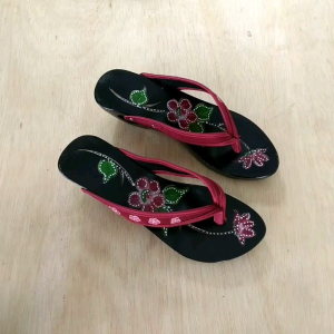 Sandal Kelom Jepit Bordir Hak Love 5 Cm / Kelom Tasik